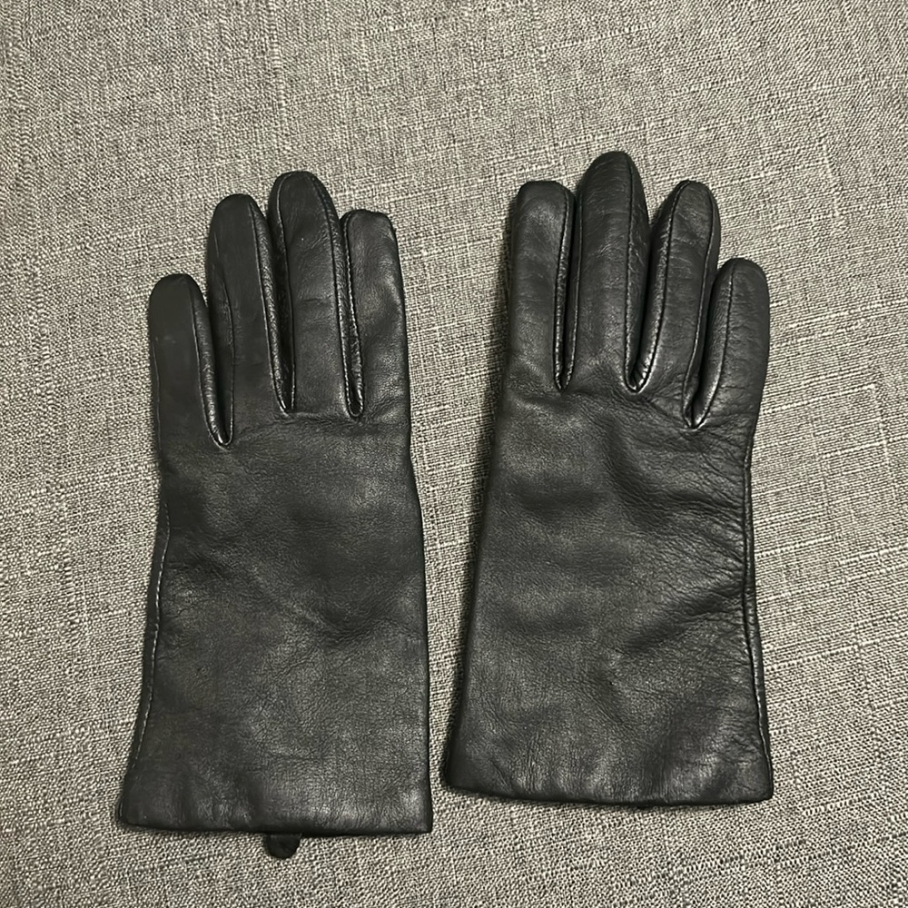 Women’s black leather gloves
